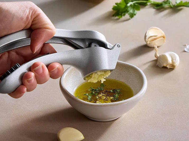 garlic press, pressing garlic